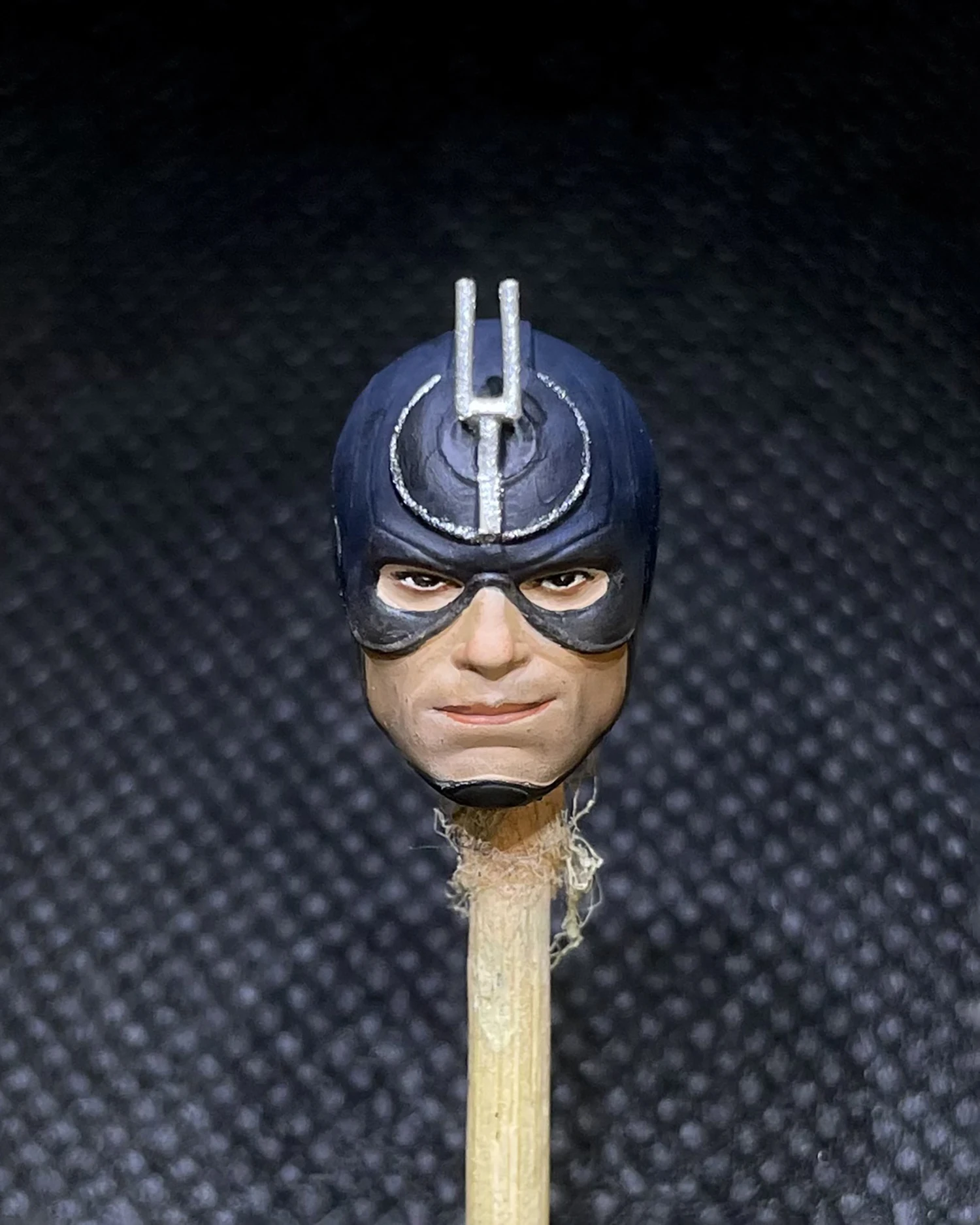 

1/18 Scale Painted Smile Black Bolt Head Carving Sculpt Model Toys