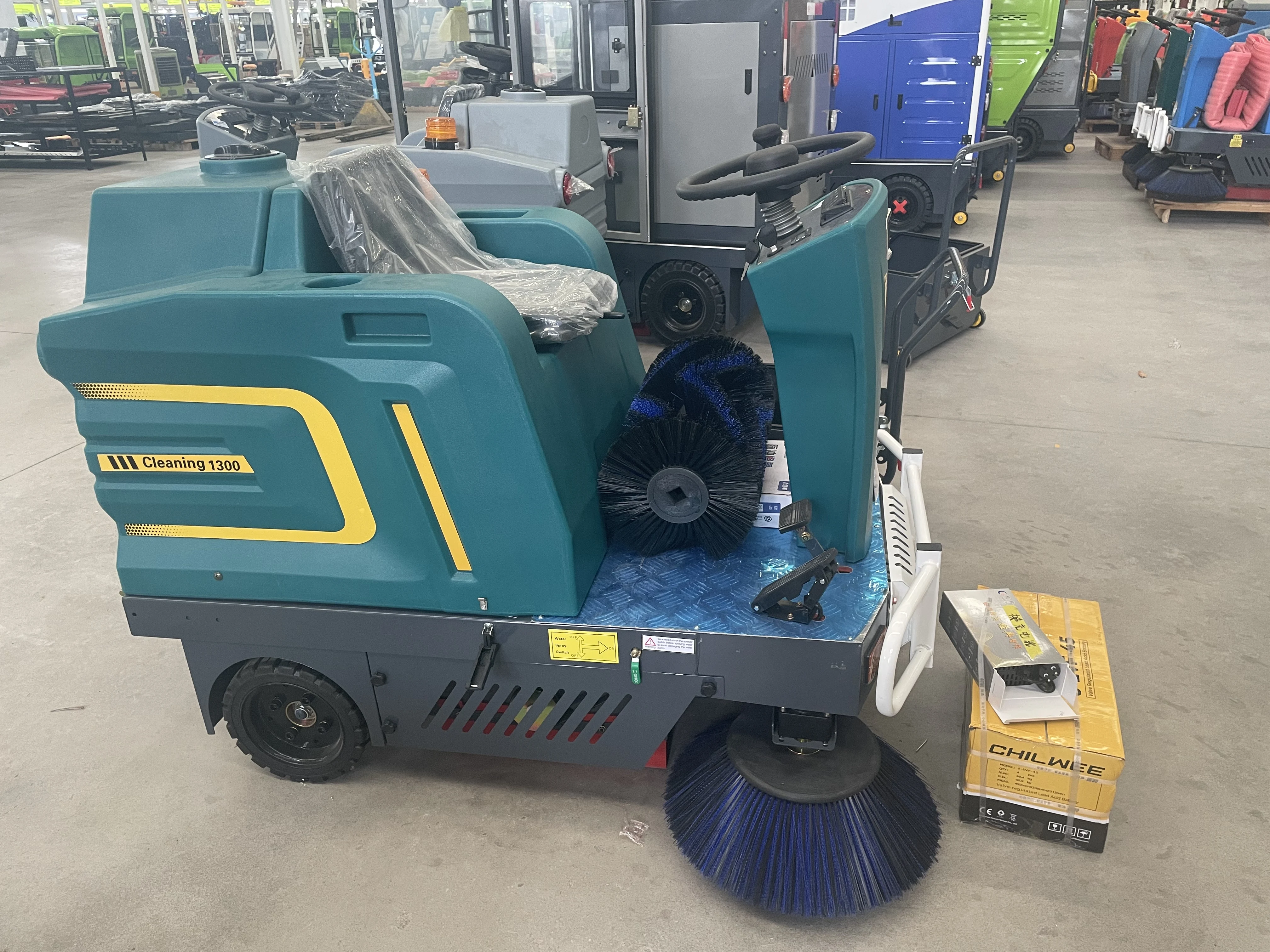 

Floor cleaning machine, electric battery floor cleaning machine, road cleaning machine, locomotive room, warehouse, industrial f