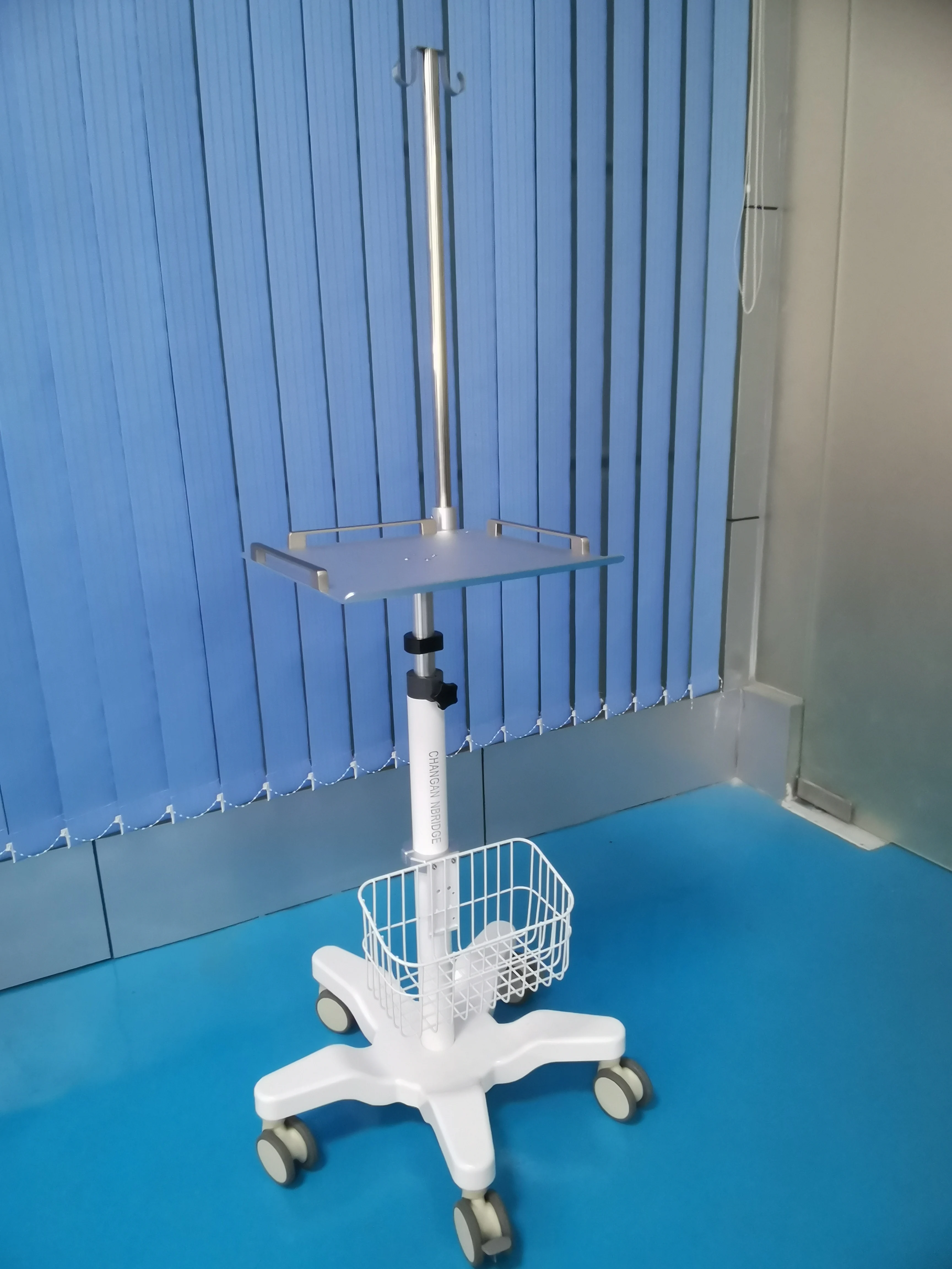 Carrello ECG con supporto per infusione per ospedale.