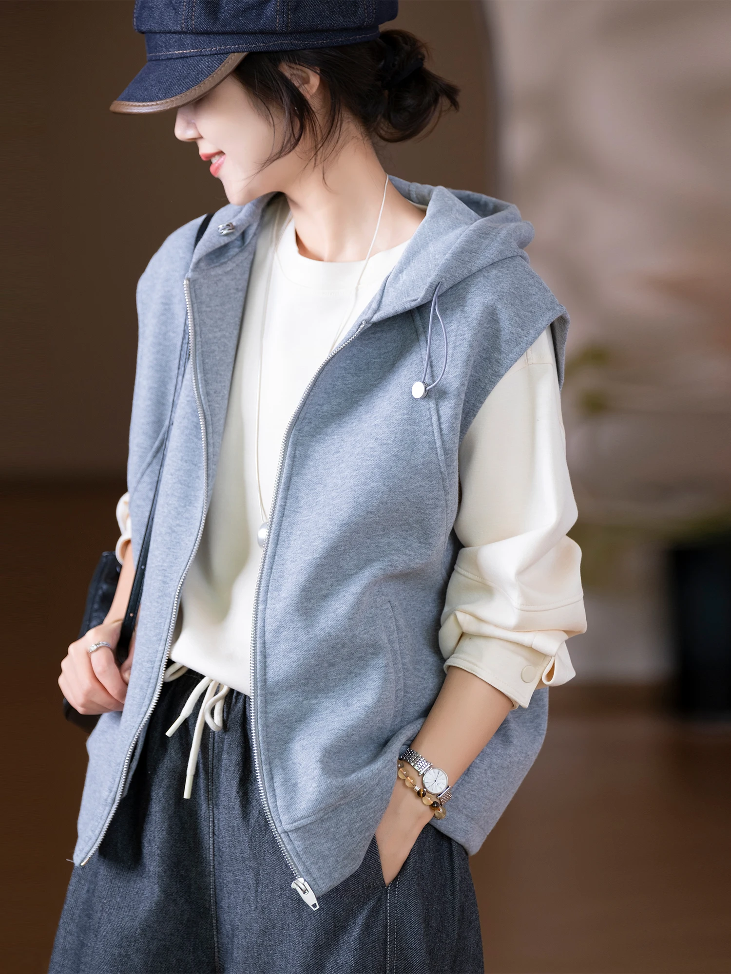 

Хлопковый жилет с широкими плечами и капюшоном, дизайн Svel Commute Sle, стандартной длины, на молнии, однотонный, с небольшими ушками, для повседневной носки