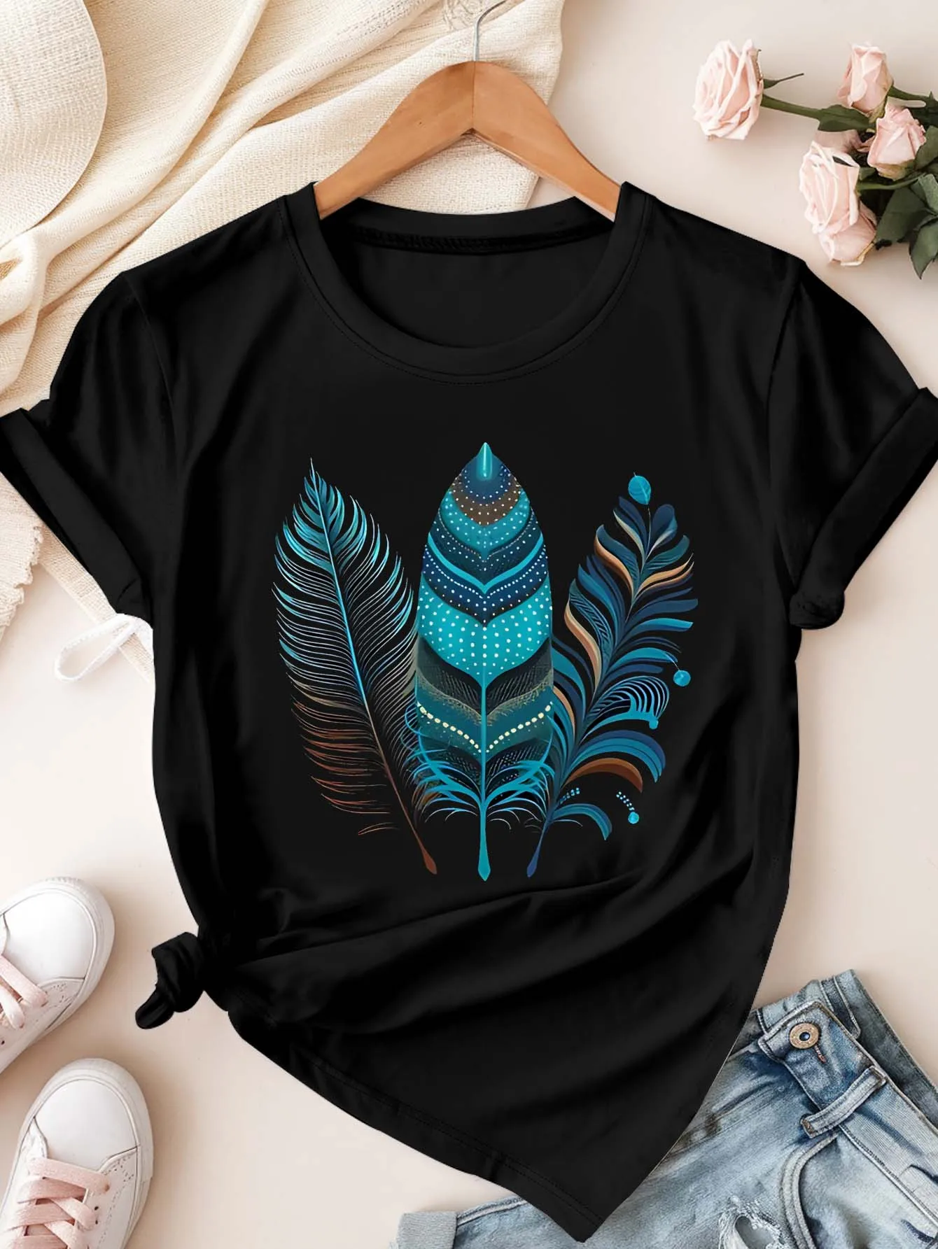 Camiseta de manga corta para mujer con estampado de plumas de colores, estilo bohemio, cómoda. Camisetas gráficas de verano para calle, estilo Y2K.