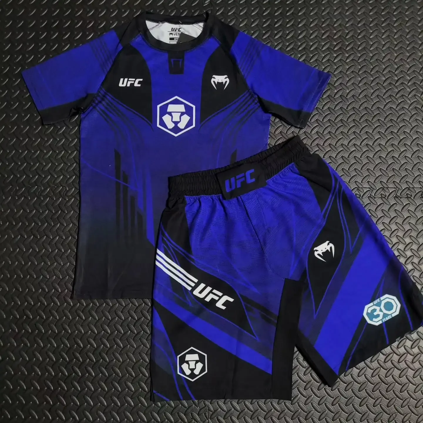 Authentique ensemble d'entraînement de boxe UFC débardeur à manches courtes avec Short respirant à séchage rapide pour hommes et femmes sport combat Ni
