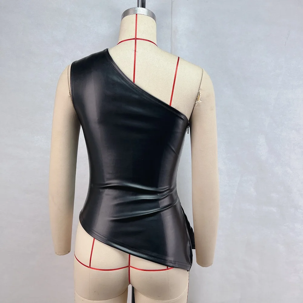Einfarbiges, ärmelloses, unregelmäßiges, schulterfreies T-Shirt aus Leder mit schrägem Kragen, sexy, schmal geschnitten, mit Reißverschluss – Detail 14