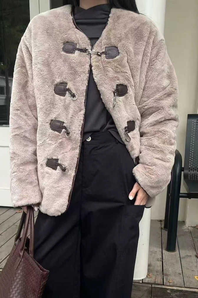 

Женская хлопковая куртка на осень-зиму 2026: свободный крой, с круглым вырезом, с искусственным мехом, повседневная