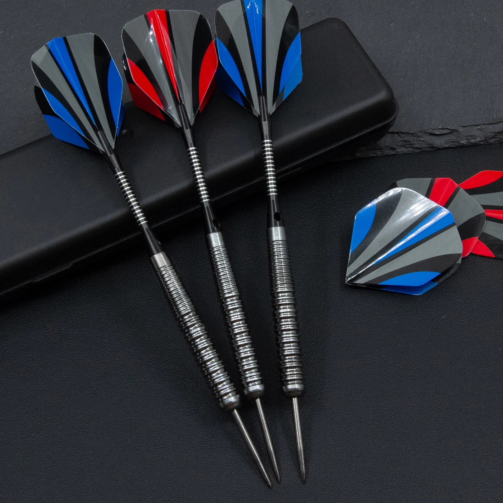 Set di freccette in ferro Huanqu, include ali di freccette, aste per freccette, temperamatite per punte di freccette, una scatola di immagazzinaggio nera e la sezione dell'impugnatura ha una superficie strutturata per aumentare l'attrezzatura del gioco, l'intrattenimento, i giochi di società. Regali di Natale, regali di Pasqua, regali di San Valentino