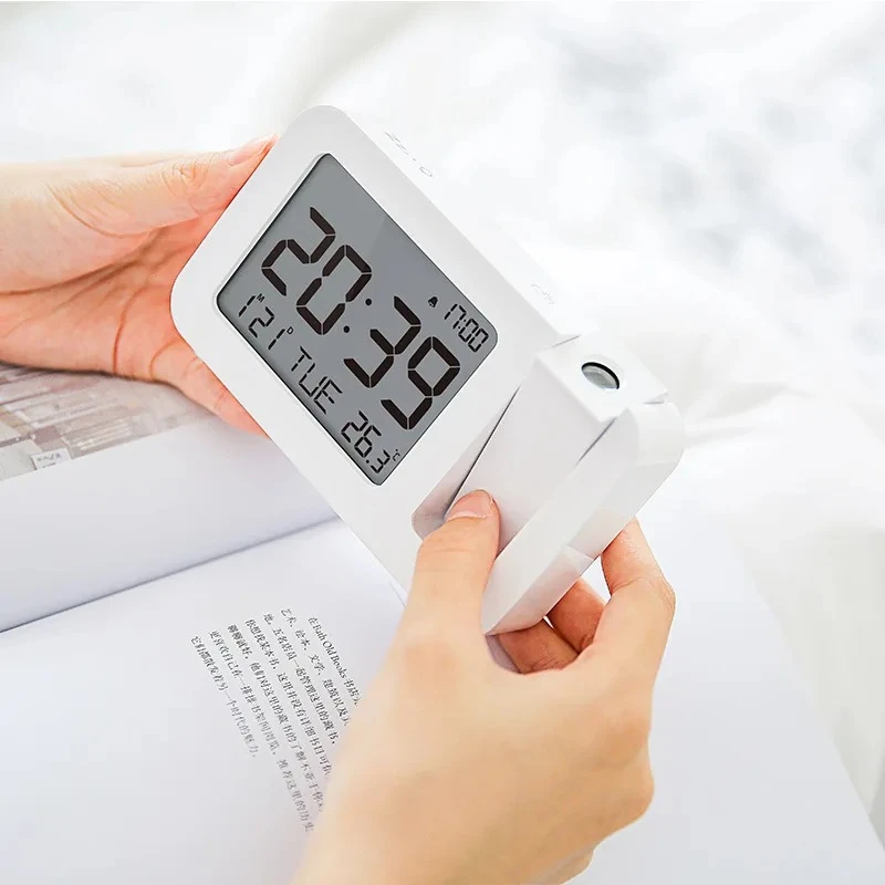 Relógio Despertador Digital LED Recarregável 2025 com Projeção e Carregador USB para Mesa de Escritório, Quarto e Cabeceira