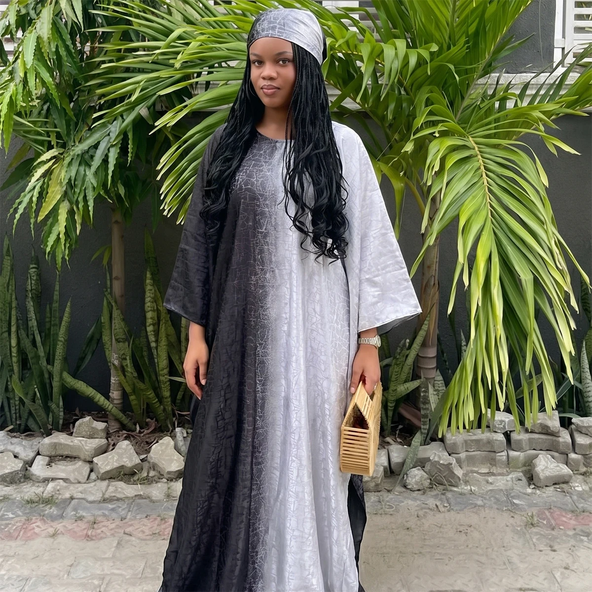 Abaya Muslim Gradient Cracked Satin cu Hijab - usage example