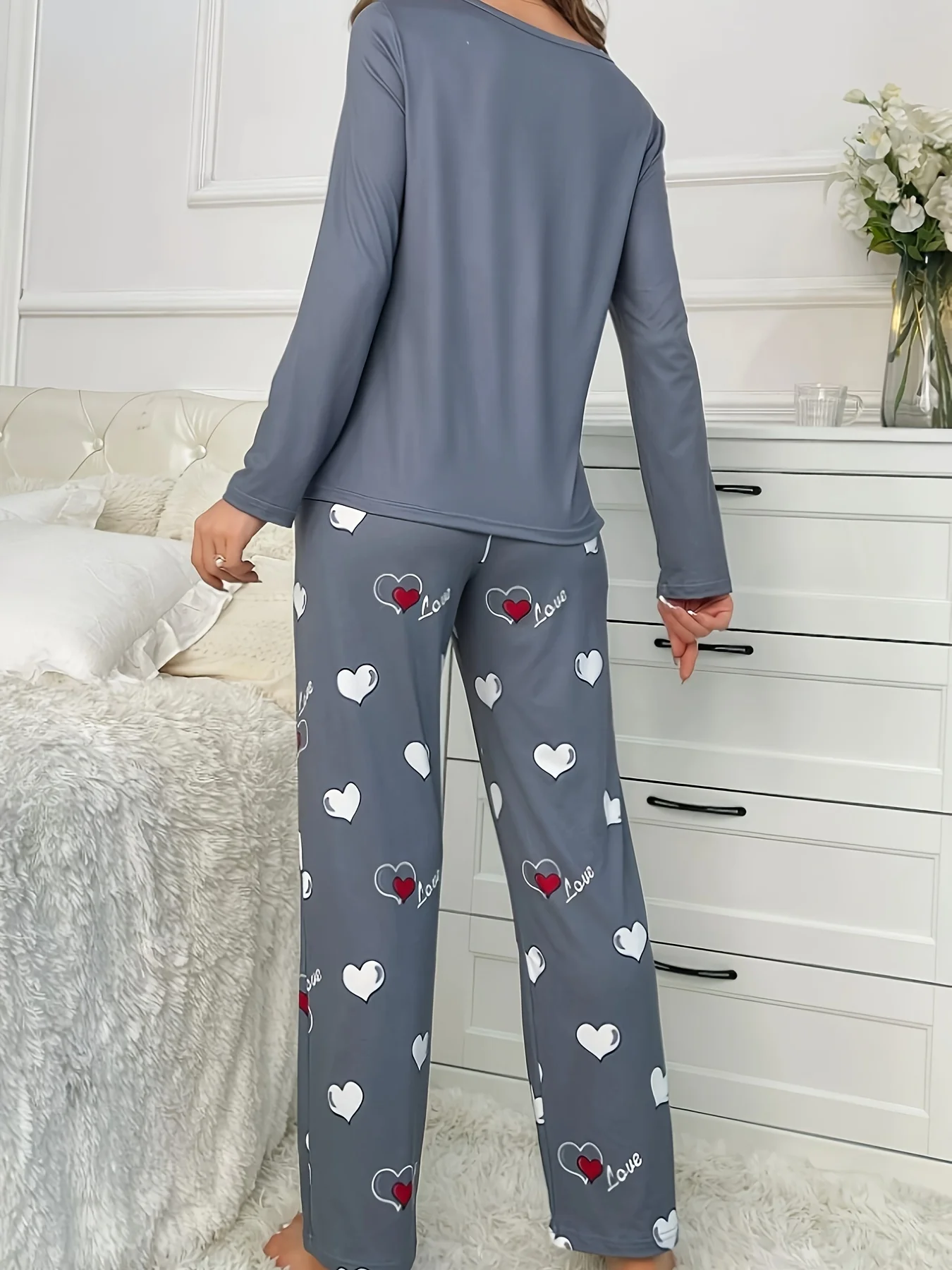 1 casual heart-print pajama set for women Comfortable crewneck long sleeve T-shirt top and stretch pants,