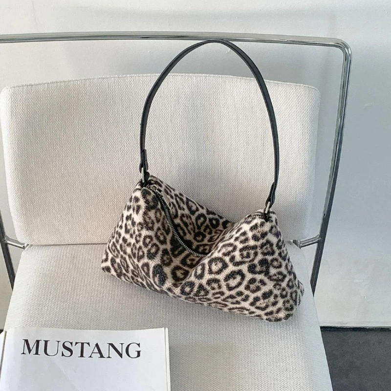 ファッショナブルなレトロヒョウ柄ショルダーバッグ冬の新しいふわふわ多用途クロスボディハンドルバッグテクスチャードカジュアルスタイル収納バッグ