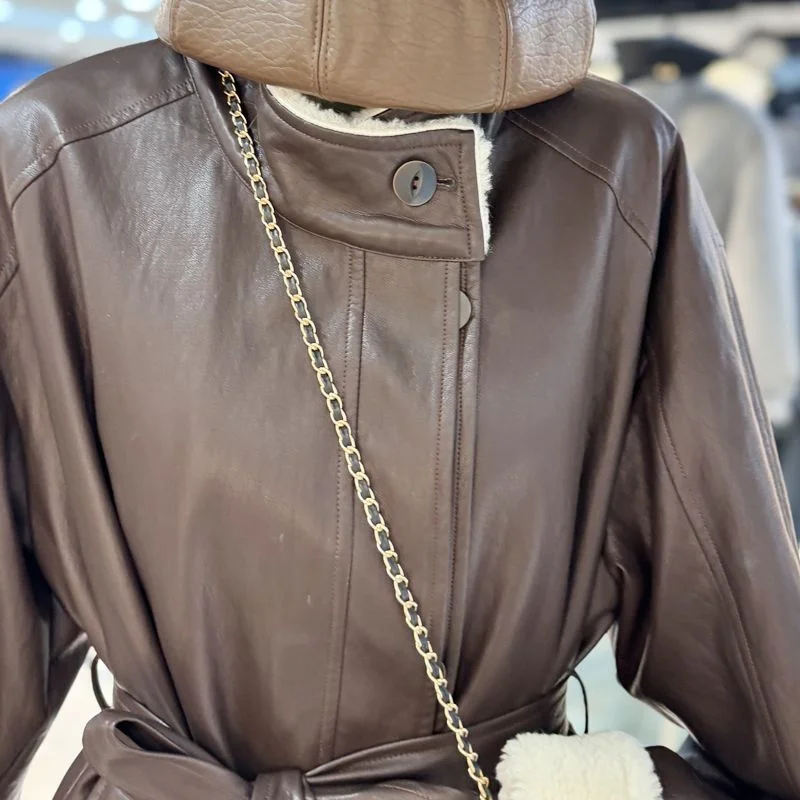 سترة جلدية عصرية راقية للنساء في شتاء 2025، جديدة دافئة، سميكة، حزام الخصر، ياقة واقفة للتخسيس