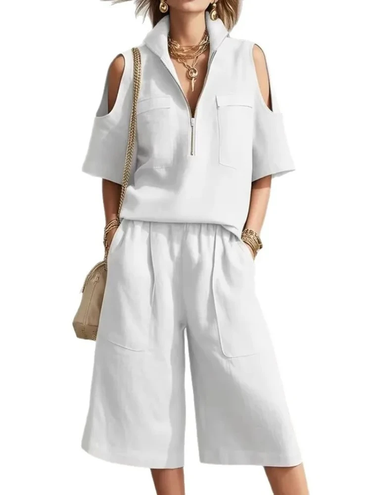 

Комплект из 2 предметов: топ с воротником-стойкой, вырезами на плечах и короткими рукавами, а также шорты с высокой талией и карманами. Женский пляжный костюм для отпуска.