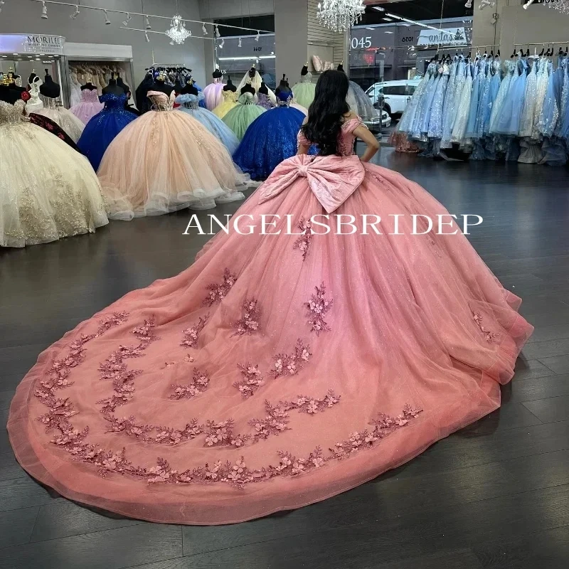 Angelsbridep różowe Quinceanera sukienki z odkrytymi ramionami Vestidos De 15 Años koronki kwiatowe formalne urodziny na imprezę bal sukienka