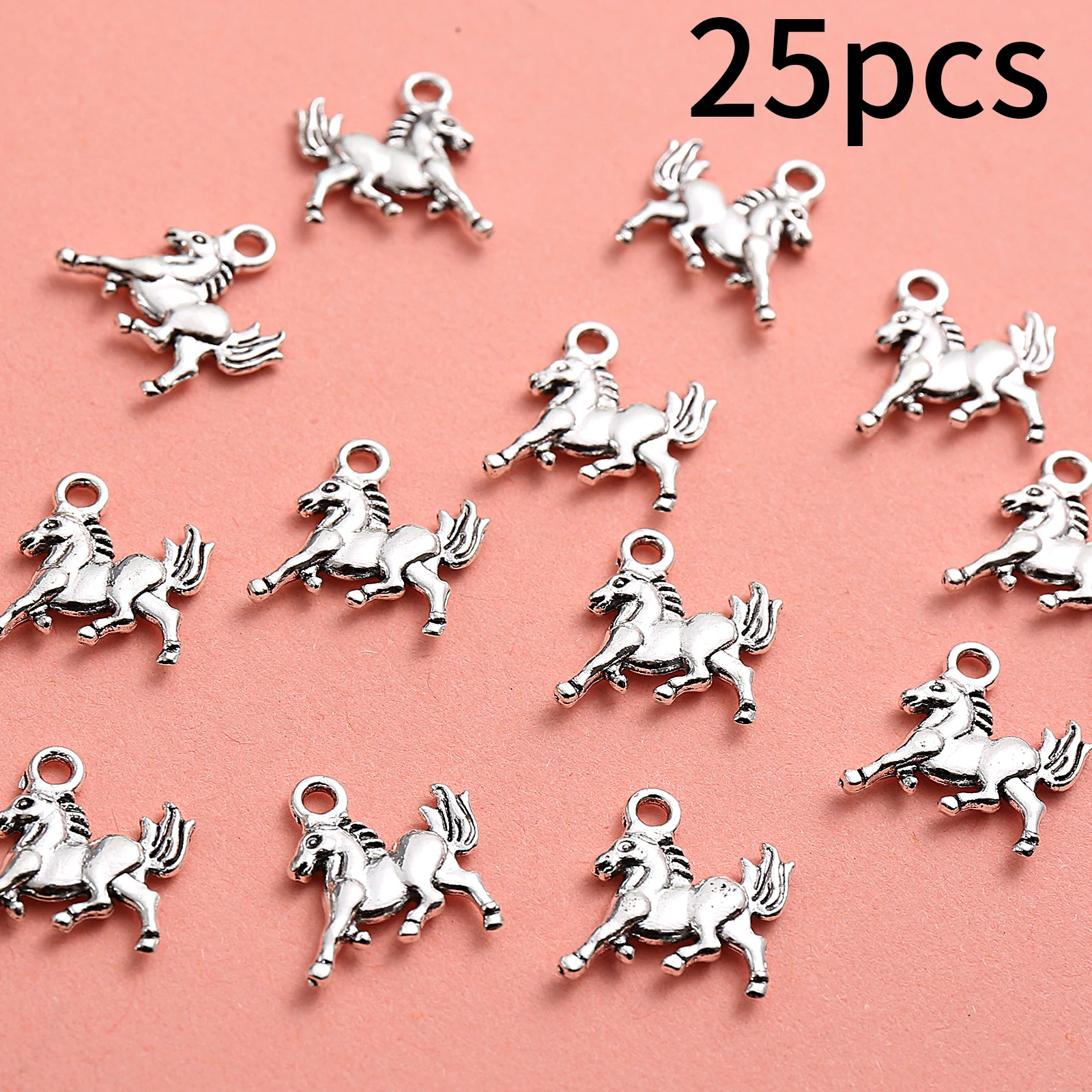 25 pequeños colgantes hechos a mano con forma de caballos galopantes, con patrones tridimensionales de caballos vívidos y exquisitos, vienen con un lazo para colgar para facilitar su colocación en hilo y se pueden usar para hacer pulseras, collares, llaveros y accesorios para bolsos.