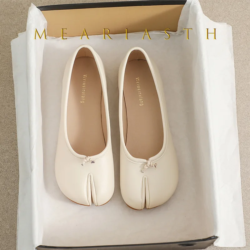 

Women's Slip-On Soft Bottom Flat Shoes Design Sensation Trendy New 2025 Bean loafers Shoes Split Toe Versatile Pig Hoof Shoes