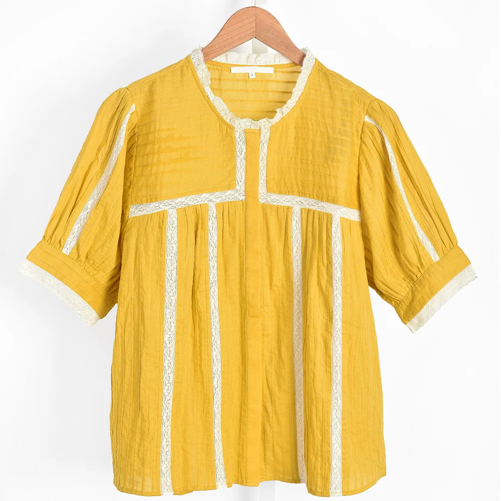เสื้อเชิ้ตแขนสั้นลูกไม้สีเหลืองของผู้หญิงลําลองคอกลมจีบออกแบบด้านบนของผู้หญิง