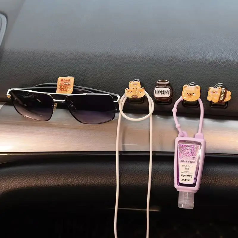 

Милый медвежонок с крючками в переднем ряду, многофункциональная спинка сиденья с предметами для хранения, наклеенная самостоятельно, автоинтерьер.