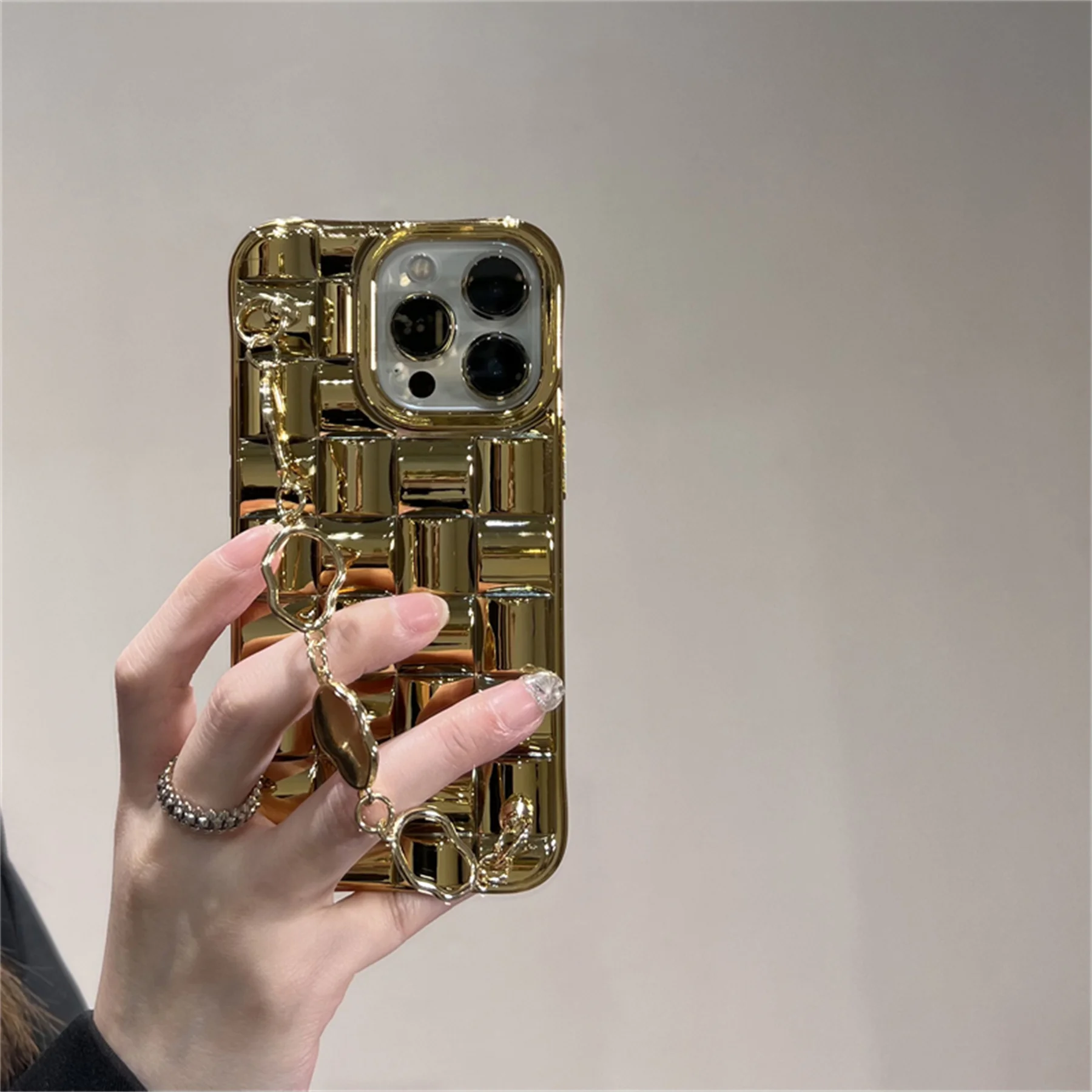 Imagem -02 - Estojo de Corrente de Metal Treliça Dourada Capa Luxuosa para Iphone 11 12 Pro Max Plus x xr xs Max 13 14 Pro Max Coreano