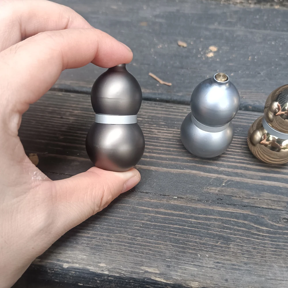 이 금속 호리병 모양의 피젯 스피너는 자석 버튼과 슬라이더가 있어 휴대가 간편하고 스트레스 해소에 도움이 됩니다.