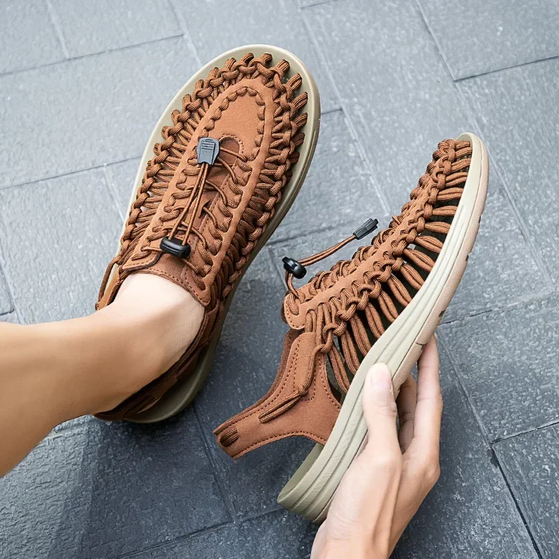 Sandalias con dijes para hombre y mujer, zapatos informales a la moda, chanclas planas de playa, zapatillas de verano, 2024