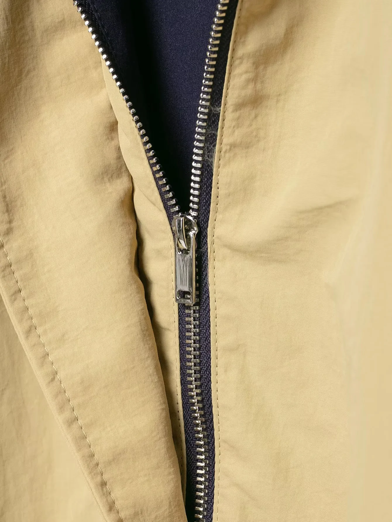 HH Damenmode Zweiteiliges Set mit Farbblock-Design, Stehkragen, Kordelzug am Saum, lockerem Oberteil und seitlichem Streifen, weit geschnittener Hose, Herbstmode für Pendlerinnen. – Detail 11