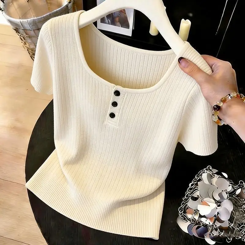 

Short Knitted Sweater Dalian Square Collar No Pilling Women's Fashion Summer 2026 Button Detail Regular Length Overhead Style