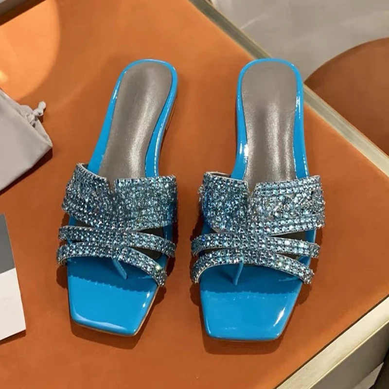 

Шикарные блестящие тапочки на плоской подошве со стразами, женские сандалии с квадратным носком и одним ремешком, летние каникулы, модельные туфли
