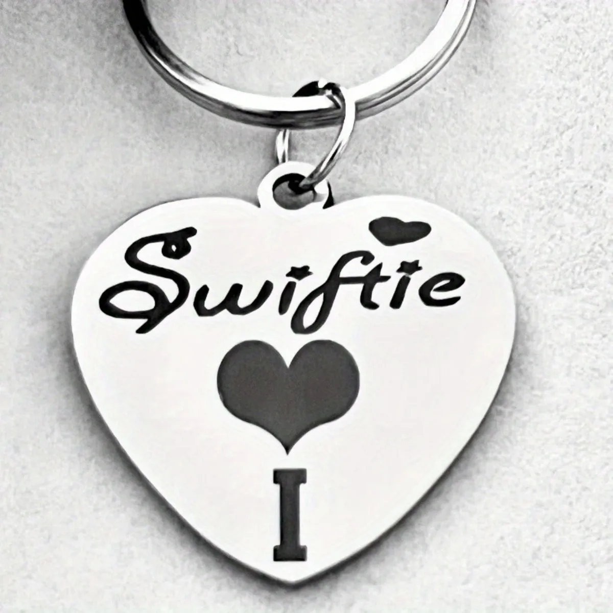 Personalisierter Schlüsselanhänger aus Edelstahl von Taylor Swiftie – das perfekte Geschenk für TS-Fans, einfaches und elegantes Accessoire