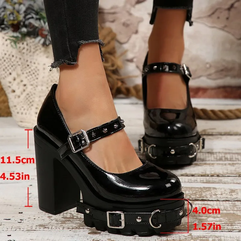2026 Tacchi altissimi Décolleté gotici Fibbia in metallo Anelli per cinture Piattaforma con rivetti Cosplay Tacchi alti robusti Cinturino alla caviglia Scarpe con tacco alto