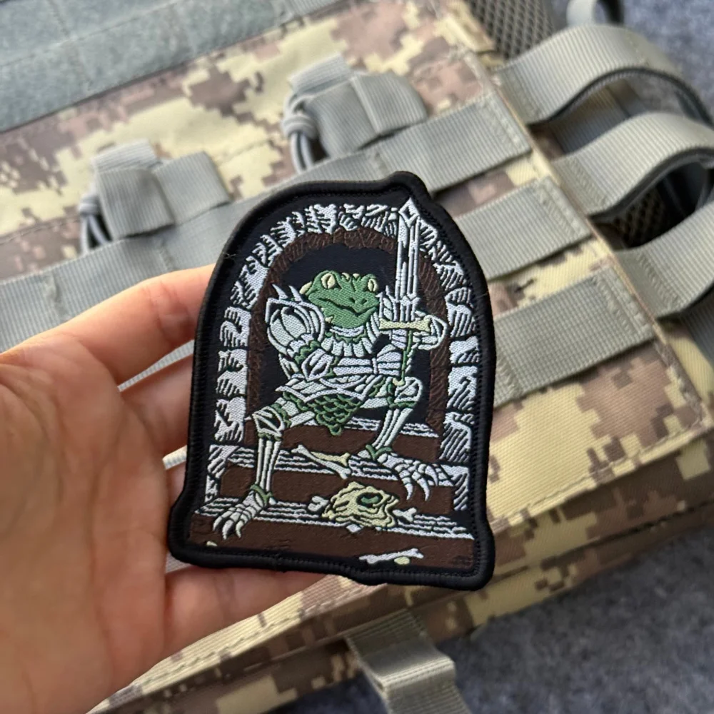 Parche bordado caballero rana medieval – Insignia moral con velcro - imagen 4