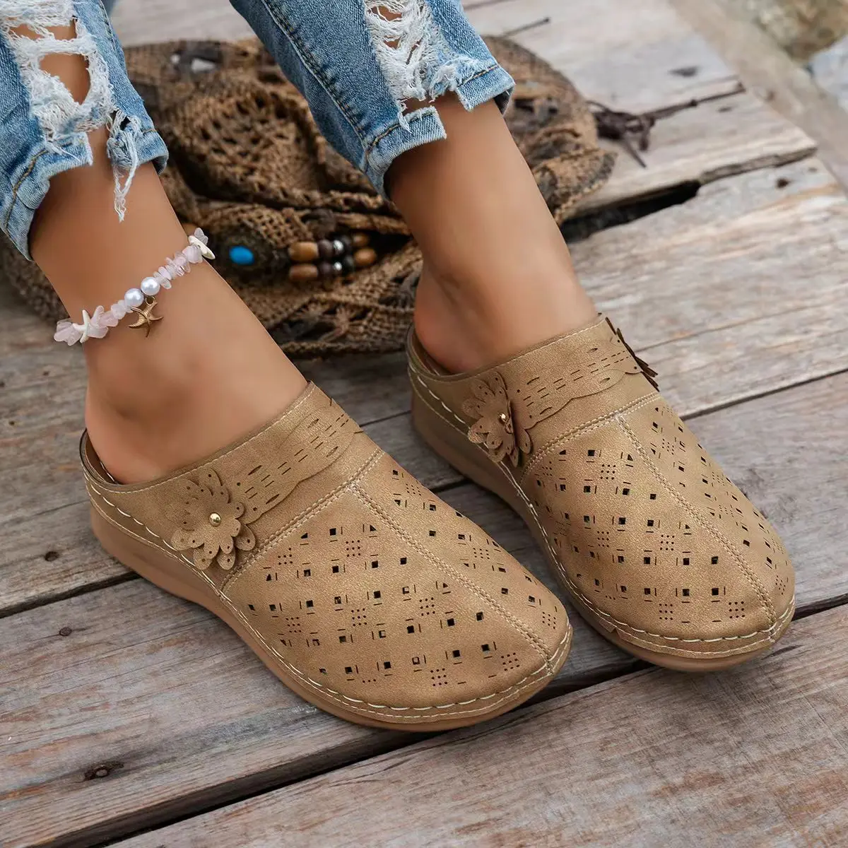 

Женские тапочки, новинка 2025, полые тапочки на платформе, уличная пляжная обувь, женские удобные сандалии без шнуровки, легкие женские шлепанцы