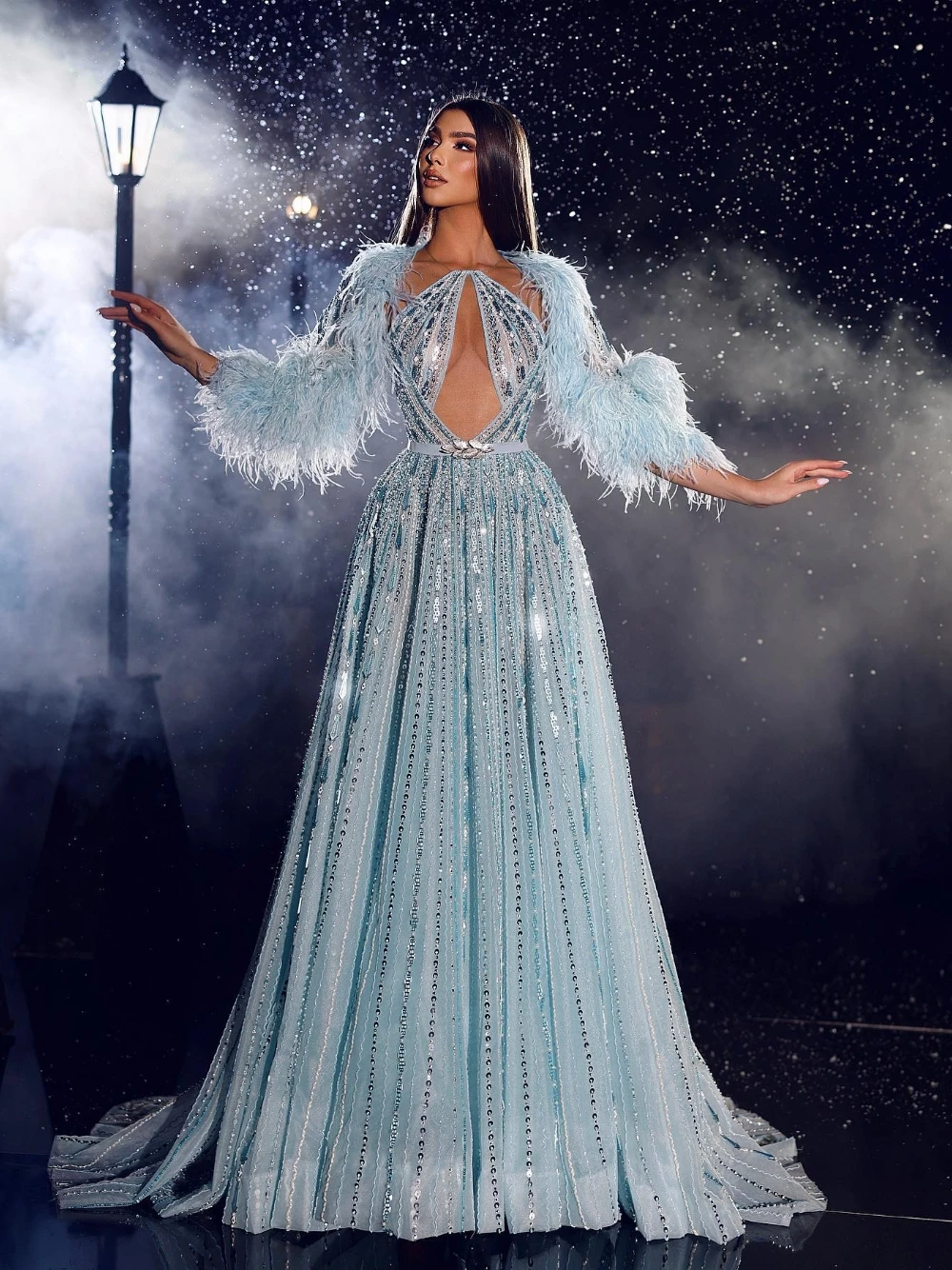 Jasnoniebieska suknia wieczorowa z piórami na rękawach, cekinami, seksownym wycięciem na górze, błyszcząca, formalna, z trenem, wykwintna suknia balowa w kształcie litery A.