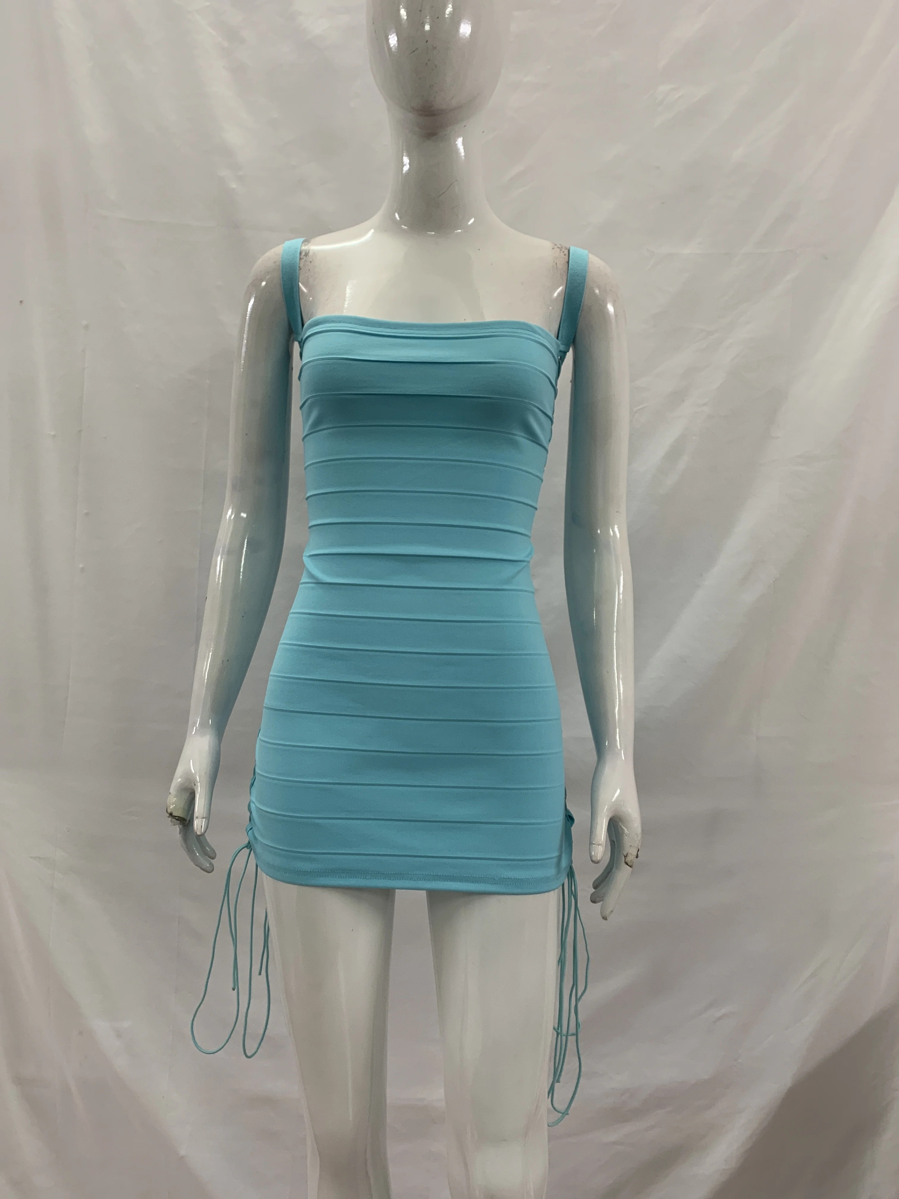 Modisches Socialite-Style Trägerkleid mit Bandage-Design, sexy durchbrochenem Seitenband und Hüftrock, Taillenbetonung, 2026 Ins – Detail 4