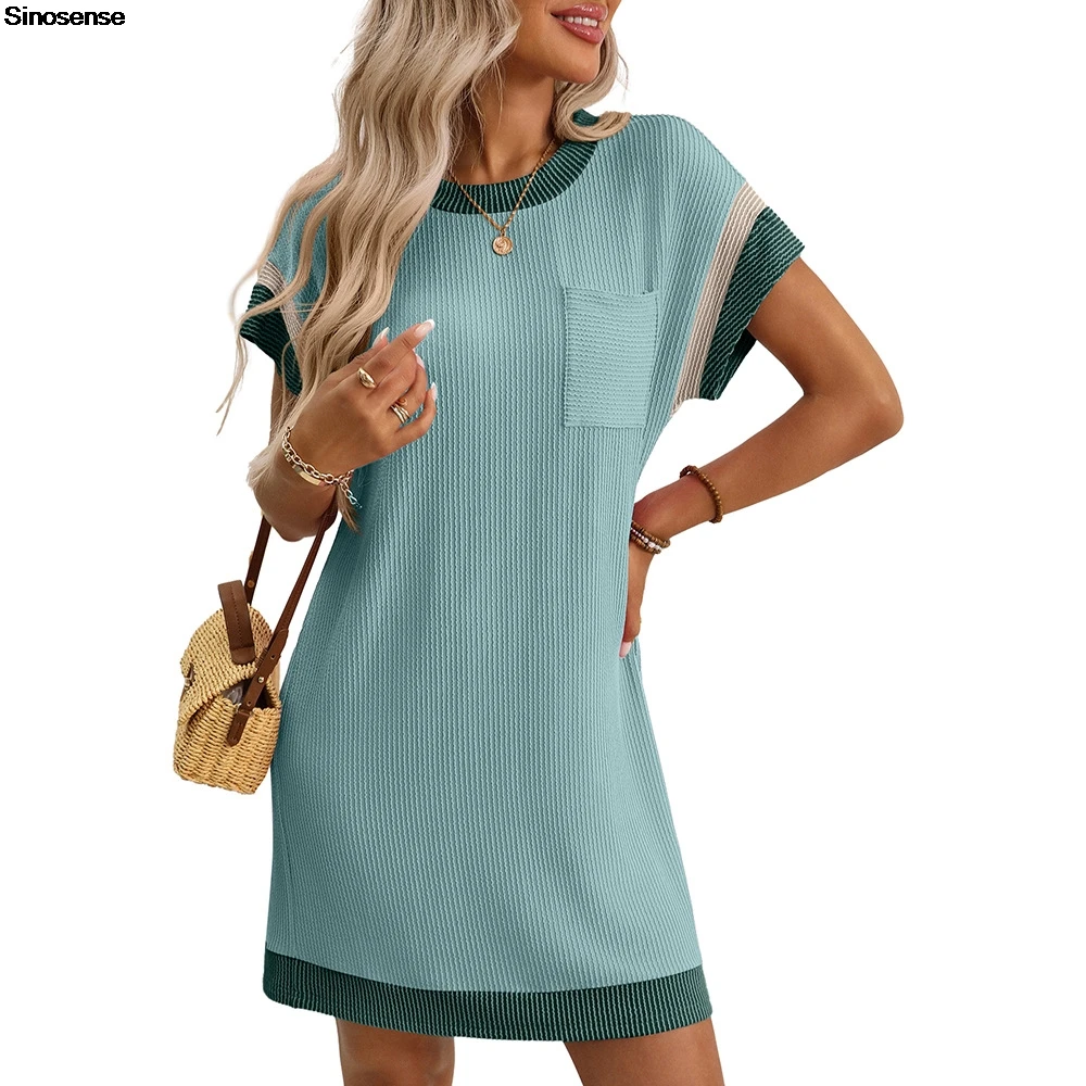 فستان نسائي صيفي تي شيرت بألوان متعددة وتفاصيل ملتوية ورقبة دائرية وأكمام قصيرة وجيب فستان صيفي كاجوال فضفاض أساسي قصير