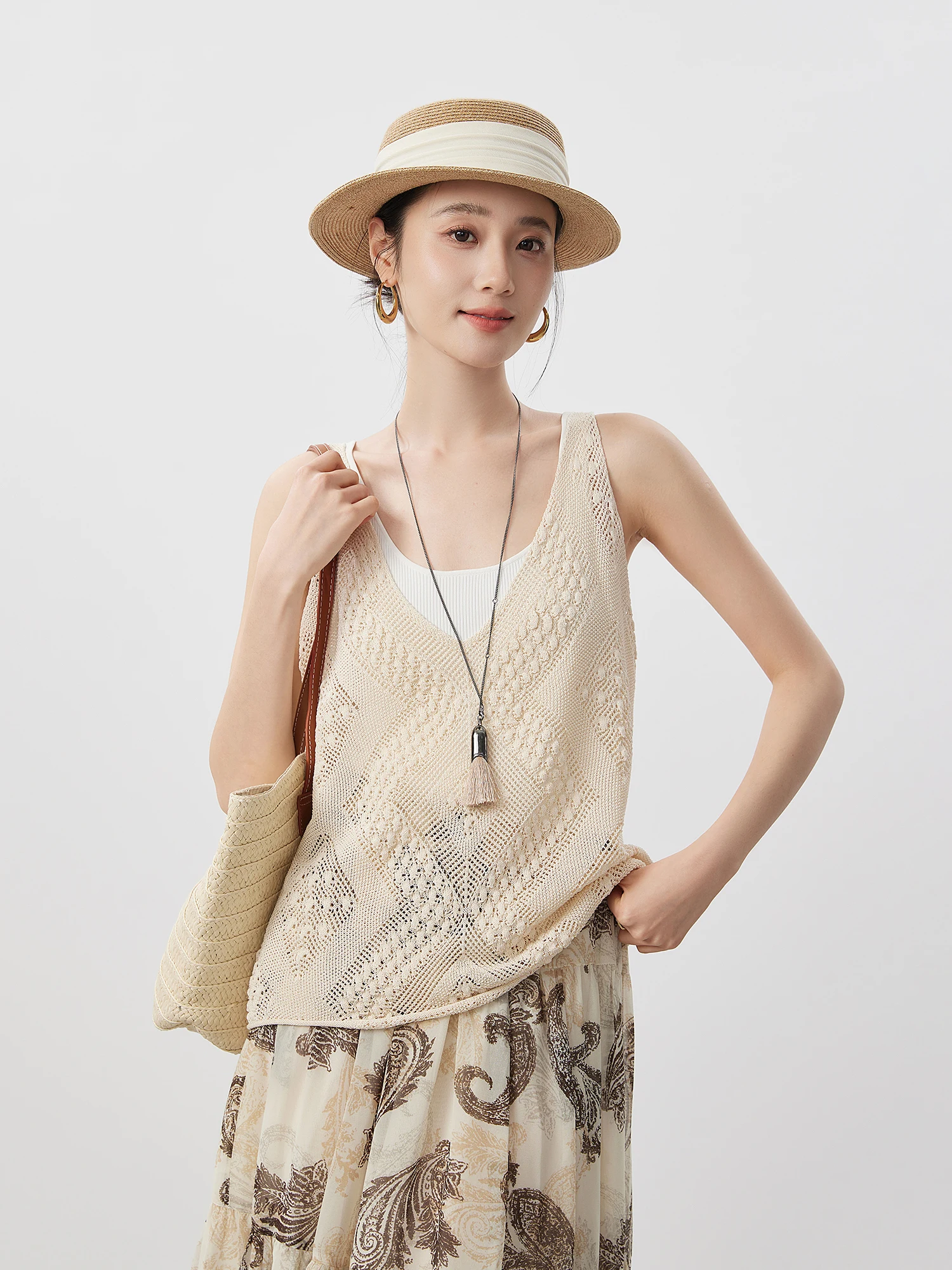 

Элегантный женский вязаный жилет с V-образным вырезом, ажурным цветочным узором, летний новый стиль, из мягкой смесовой ткани с гелевыми волокнами, укороченный топ