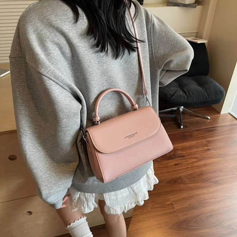 

Stylish Business Crossbody Handbag for Women with Large Capacity Messenger Option and Simple Logo