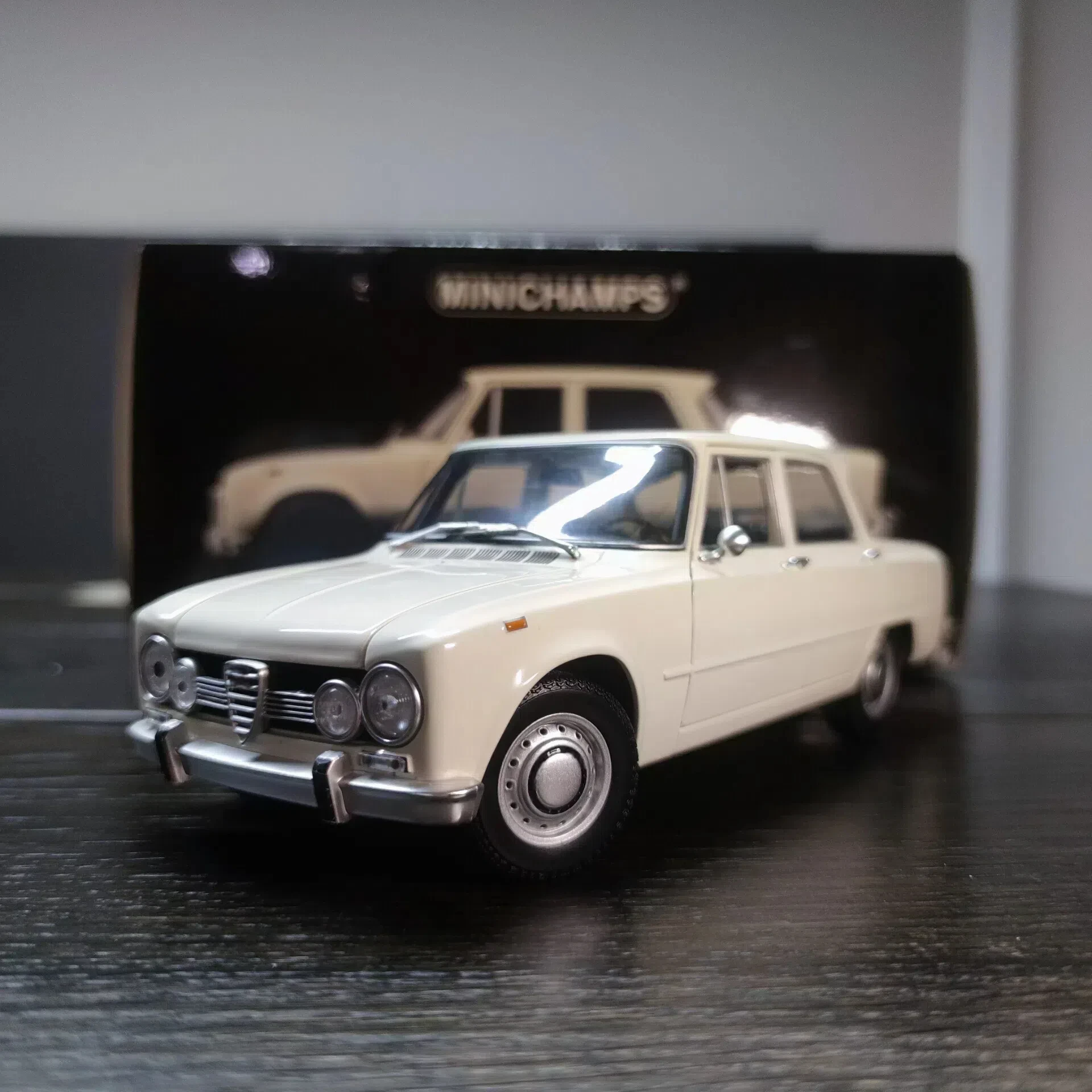 

Minichamps 1:18 Giulia Super 1970 Simulation Limited Edition Resin Metal Static Car Model Toy Gift