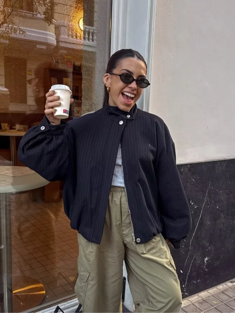 

Модная куртка-бомбер в тонкую полоску, женская куртка-бомбер с воротником-стойкой и пышными рукавами, свободная уличная одежда на молнии, 2026Весенняя женская легкая верхняя одежда