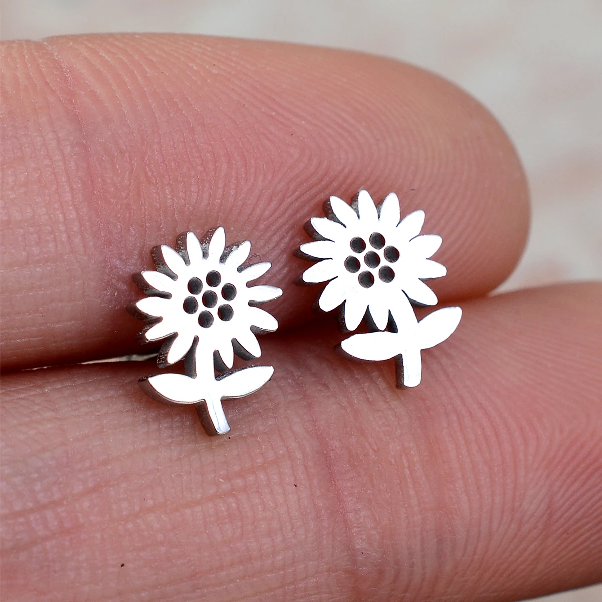 2PC Cute Cat Rabbit Stainless Steel Stud Earrings for Mens Womens Punk Students Gifts Trend Spider Flower Small Ear Studs Jewels