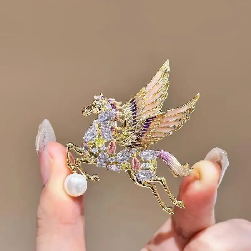 Light Luxury Crystal Wing Horse Brooches For Women Fashiona Sweater Coat Decoration Party Casual Pins Accessories New Year Gifts