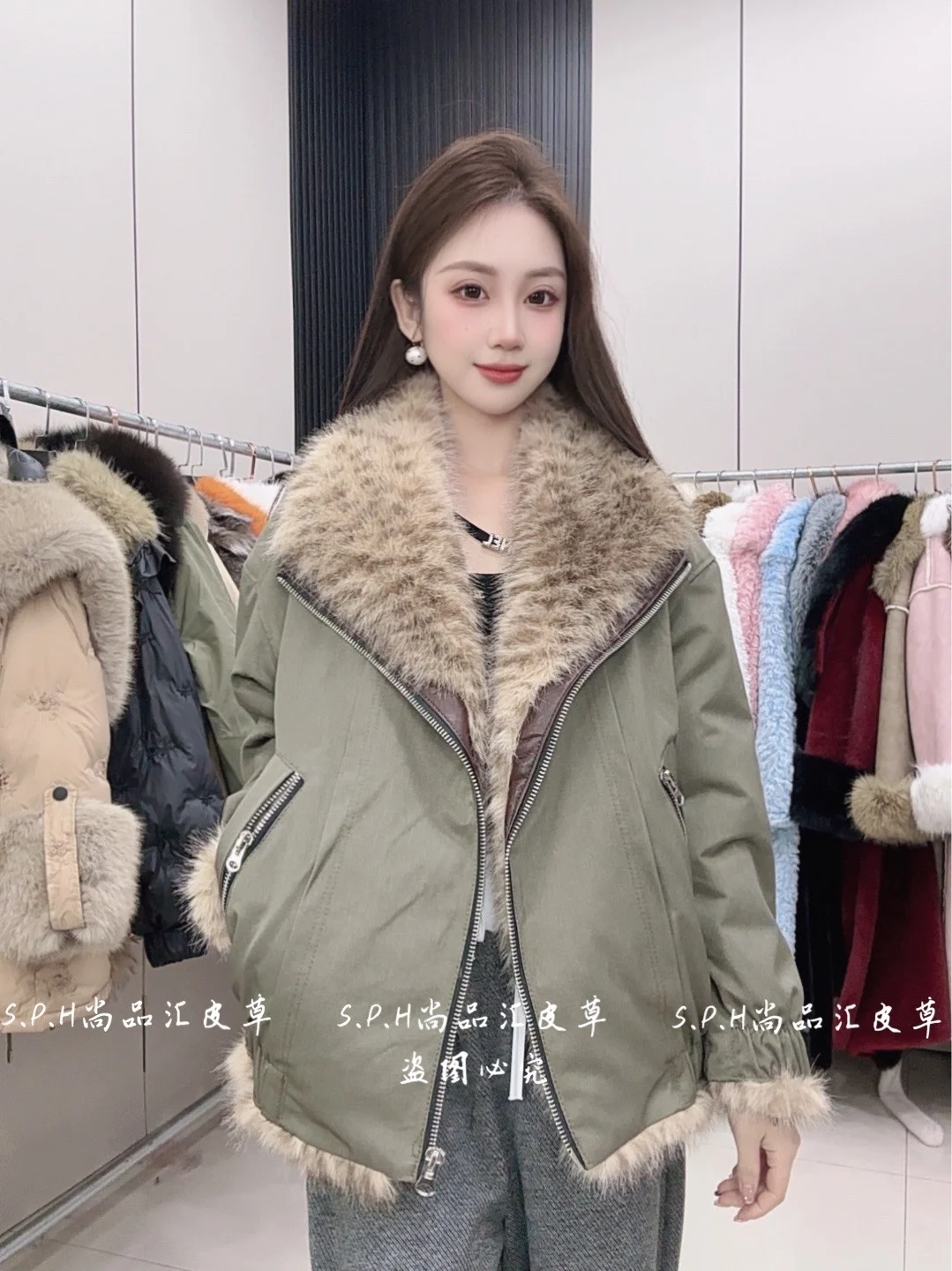 เสื้อโค้ทขนเฟอร์ลายเสือดาวสำหรับผู้หญิง ฤดูหนาว 2025 รุ่นใหม่ เสื้อโค้ทขนเฟอร์แบบกลับด้านได้ เสื้อพาร์กาขนเฟอร์สั้น อุ่นสบาย