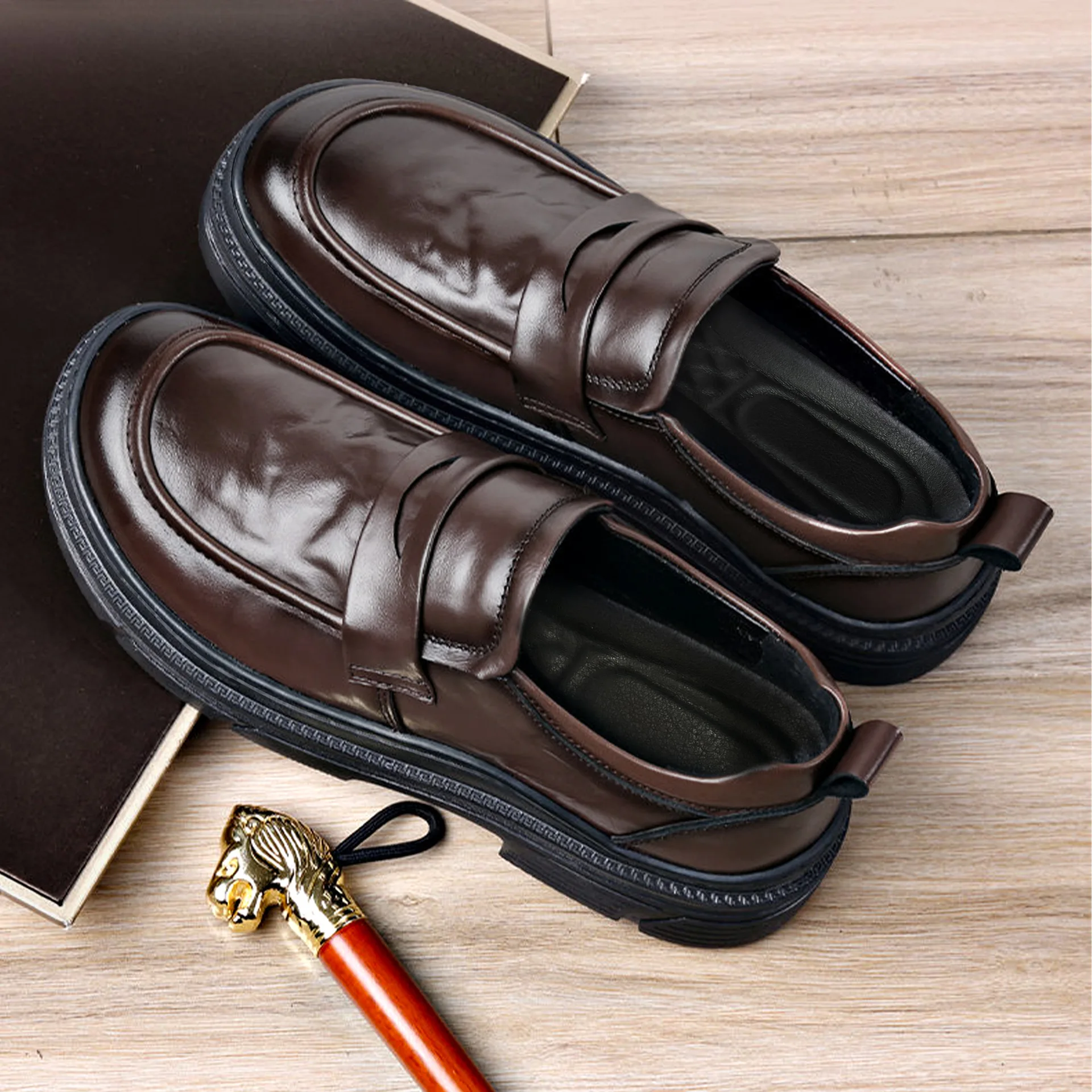 

Кожаные мужские лоферы без шнуровки в консервативном стиле на толстой подошве, британские черные дышащие повседневные уличные кроссовки, коричневые модельные свадебные туфли, мужские туфли