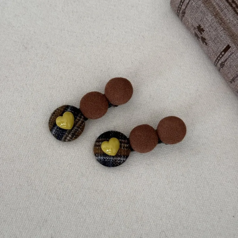 2 szt. Klips do włosów w kratę w kształcie serca z wielokolorową wełnianą kulką, boczny klips do włosów dla kobiet, słodki klips do grzywki