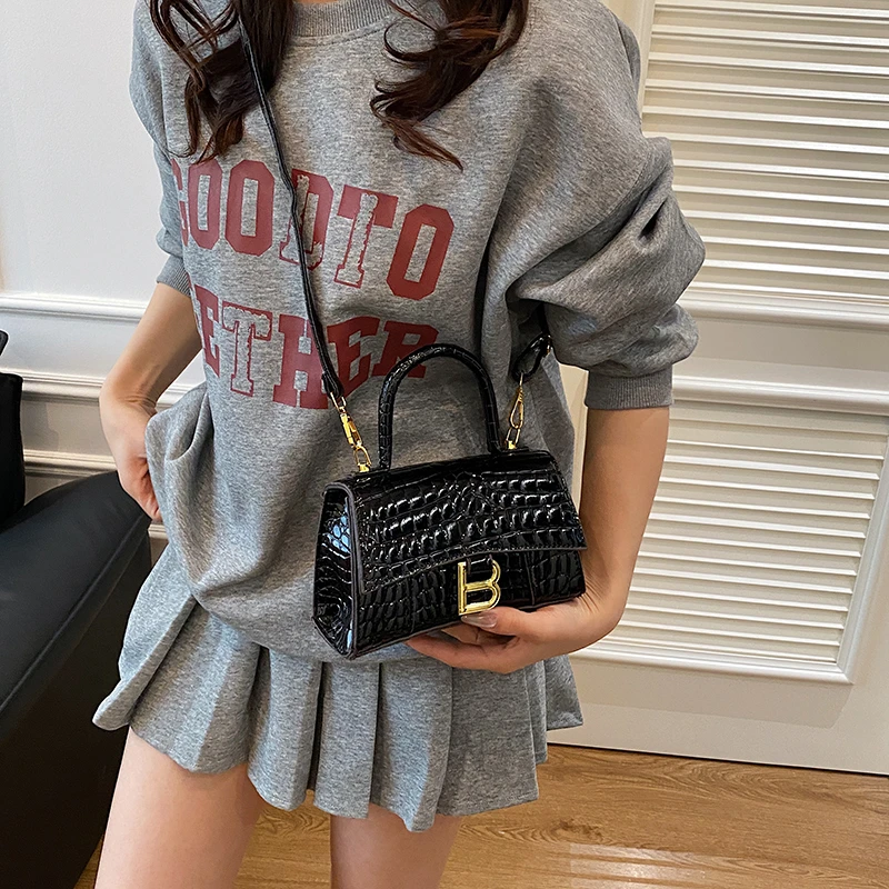 Trendy women's chain strap crossbody bag, fashionable handbag, classic women's shoulder bag with elegant designer letter logo