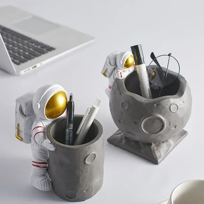 Creative Astronaut Pen Holder Home Decoration Ornament Figurine Desktop Stationery Makeup Brush Organizer For Home Office