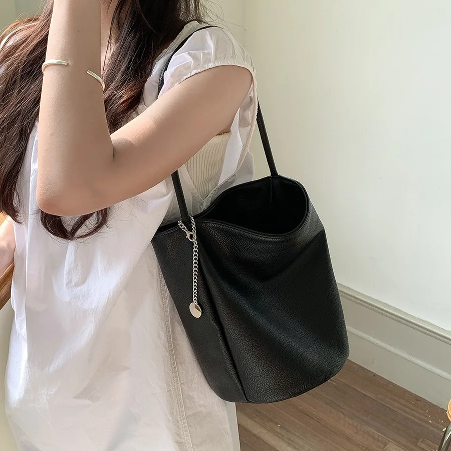 Soft Leather Shoulder Bucket Bag Summer Women\'s Versatile Commuting Shoulder Bag Large Capacity Cylinder Luxury Underarm Bag