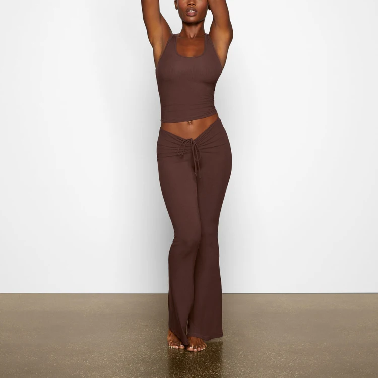 

Женские модные брюки Kardaian Soft Lounge из модала с ребристой отделкой, эластичной передней складкой и микро-клешем, повседневные длинные брюки