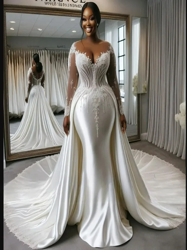 Suknia ślubna z przezroczystym dekoltem, błyszczącymi aplikacjami z koralików, długa, z długimi rękawami, w stylu arabskim, z odpinaną spódnicą.