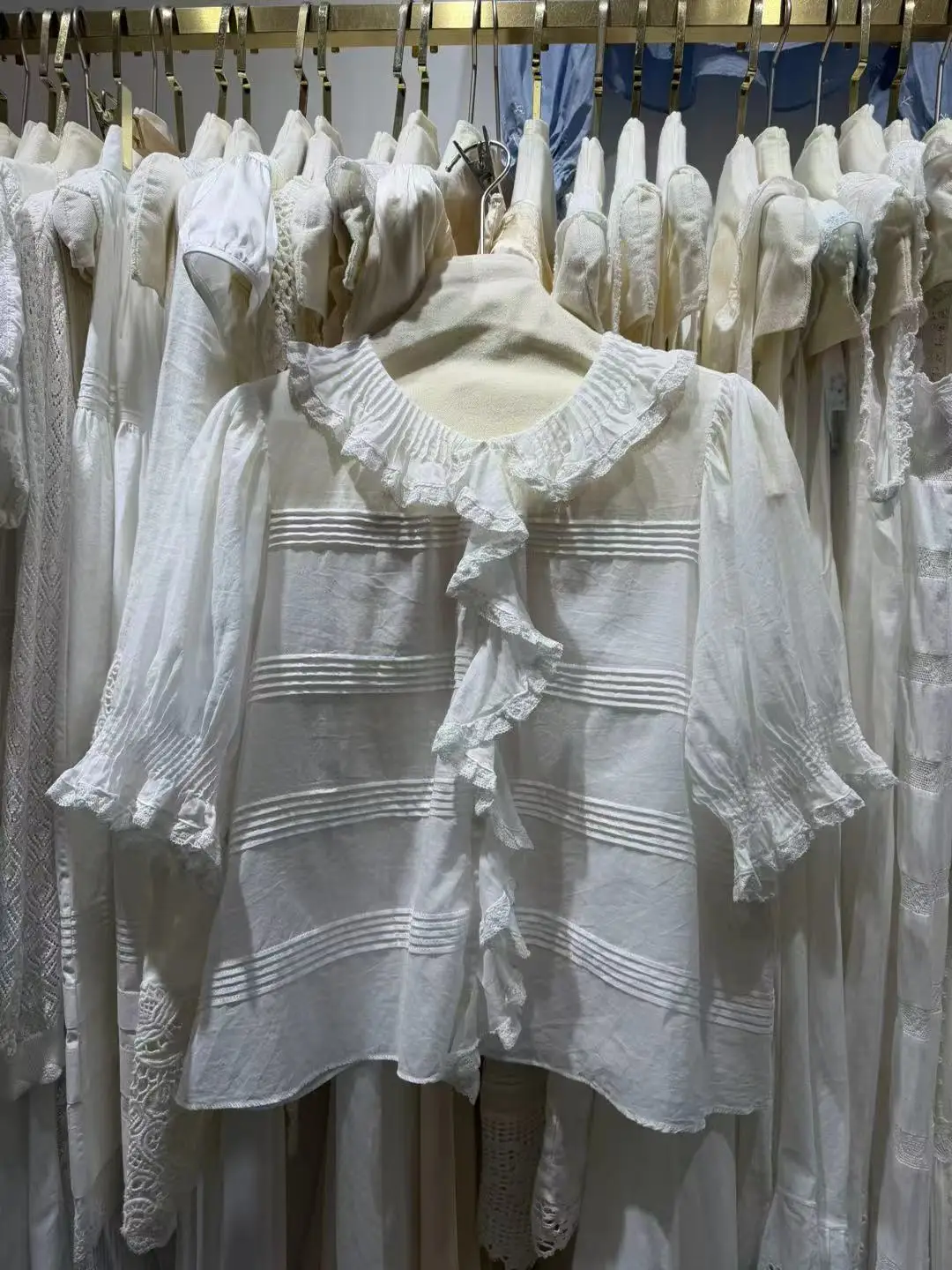 

Женская плиссированная белая блузка с V-образным вырезом, рюшами и пышными рукавами, на одной пуговице, модная, 100% хлопок