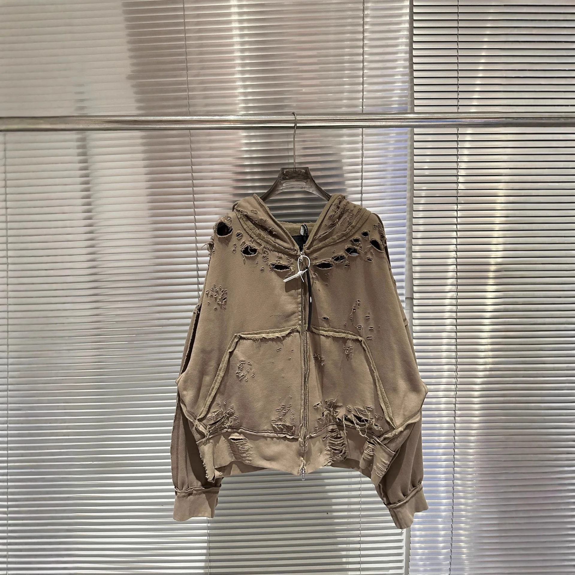 

Latui Atelier 26ss Heavy-duty Disruptive Zipper Sweatshirt with Weathered and Corroded Hoodie - Rose