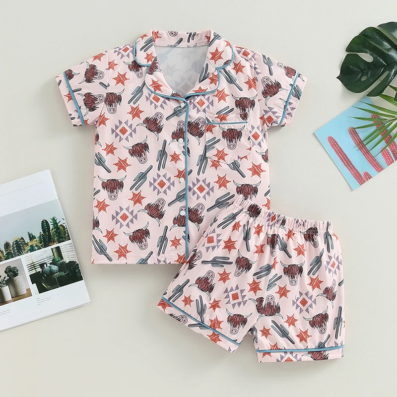 

Пижамный комплект из двух предметов для младенцев. Очаровательный топ на пуговицах с короткими рукавами и коровьим принтом и шорты в тон для удобной одежды для сна.